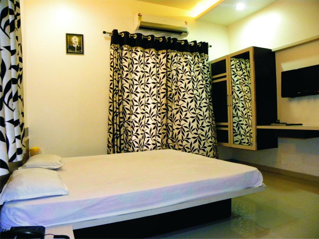 Hotel Shradha Saburi Palace Ширди Номер фото