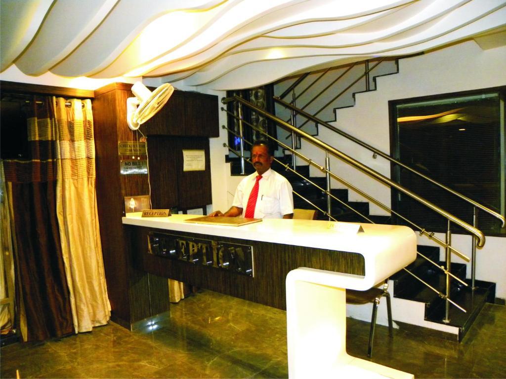 Hotel Shradha Saburi Palace Ширди Экстерьер фото