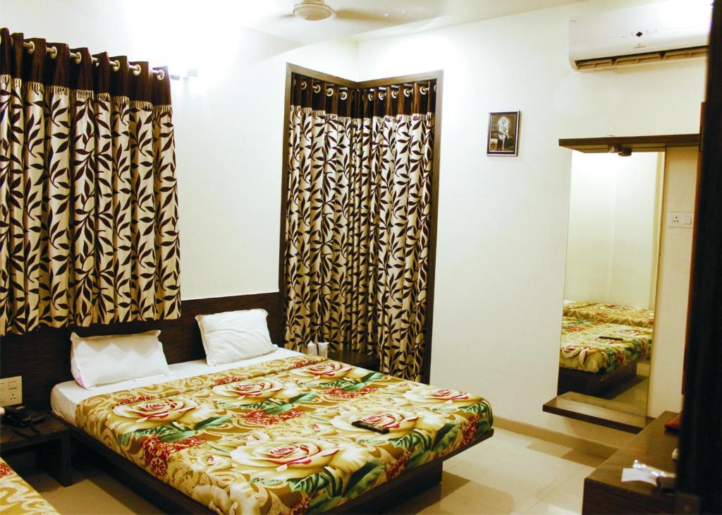 Hotel Shradha Saburi Palace Ширди Номер фото